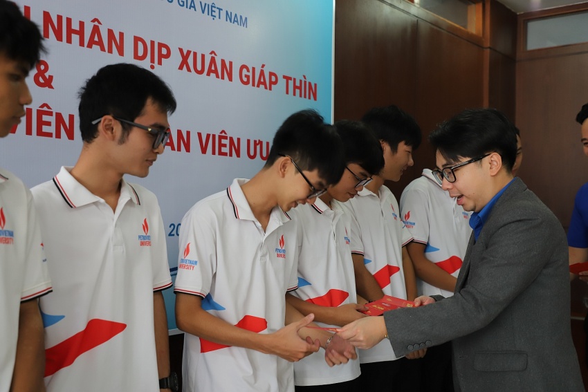 Đoàn Thanh niên Tập đoàn trao quà cho sinh viên và tuyên dương đảng viên là đoàn viên ưu tú của PVU