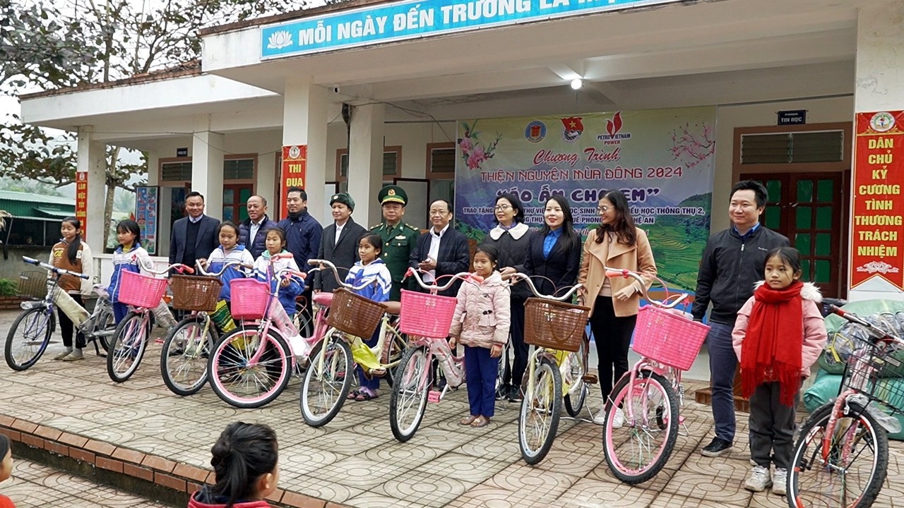 Đoàn Thanh niên PV Power mang "Áo ấm cho em" tại huyện Quế Phong, tỉnh Nghệ An