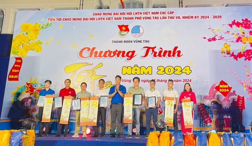 Thành đoàn Vũng Tàu trao tặng chữ thư pháp cho các cơ sở Đoàn