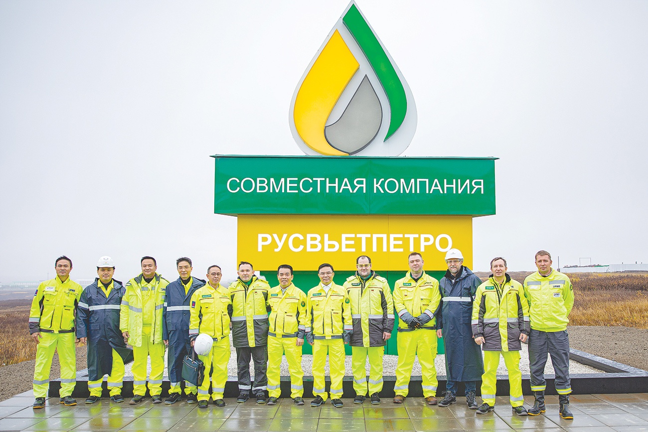 Cờ ta bay giữa Cực Bắc địa cầu