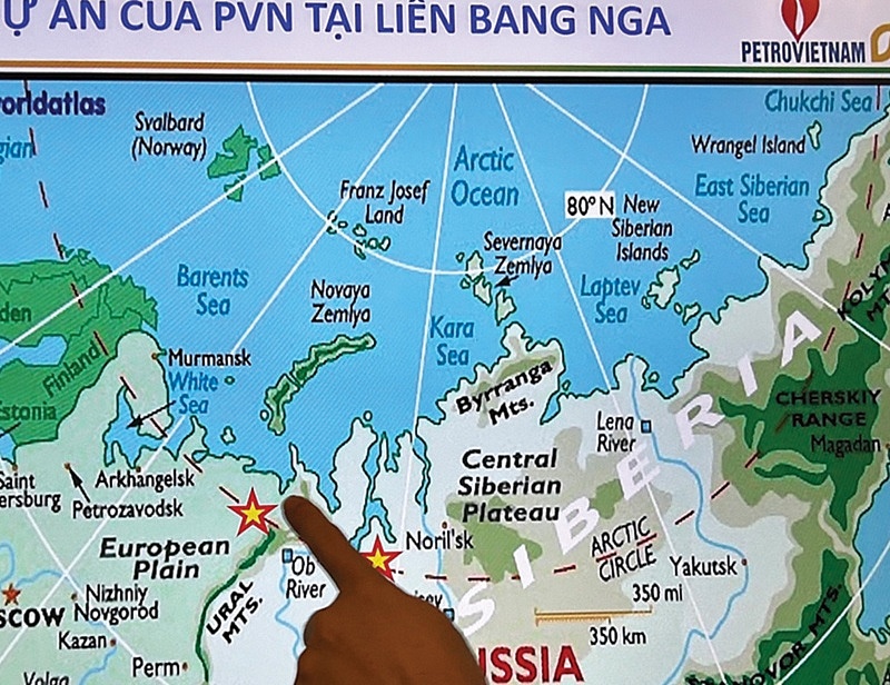 Cờ ta bay giữa Cực Bắc địa cầu