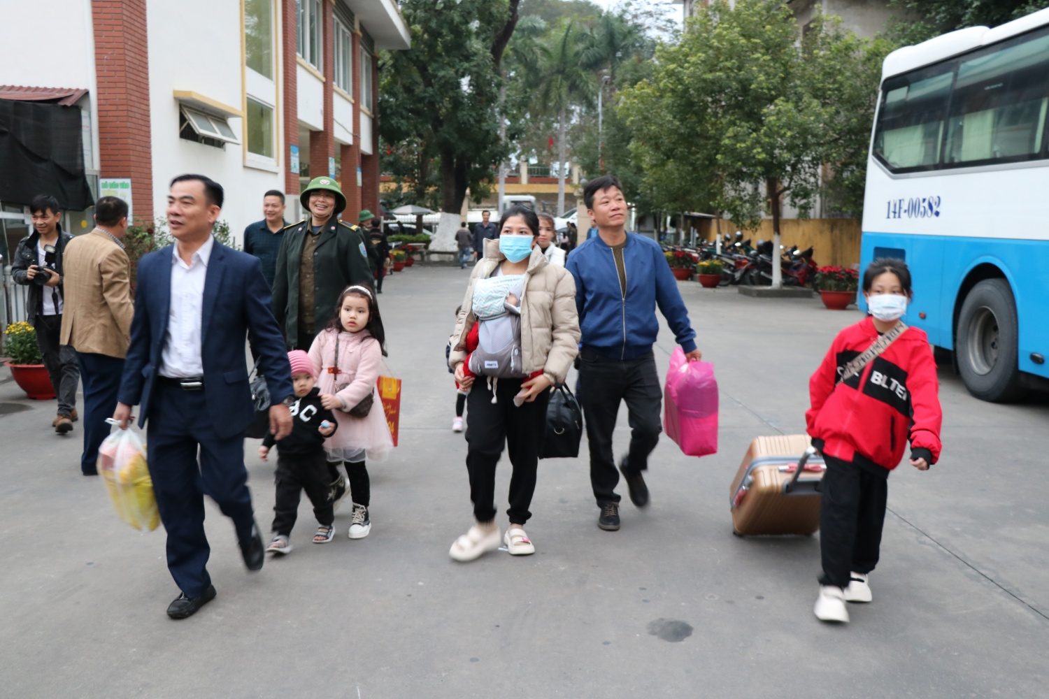 Các đơn vị khai thác than Miền Tây - Quảng Ninh đưa người lao động về quê đón Tết