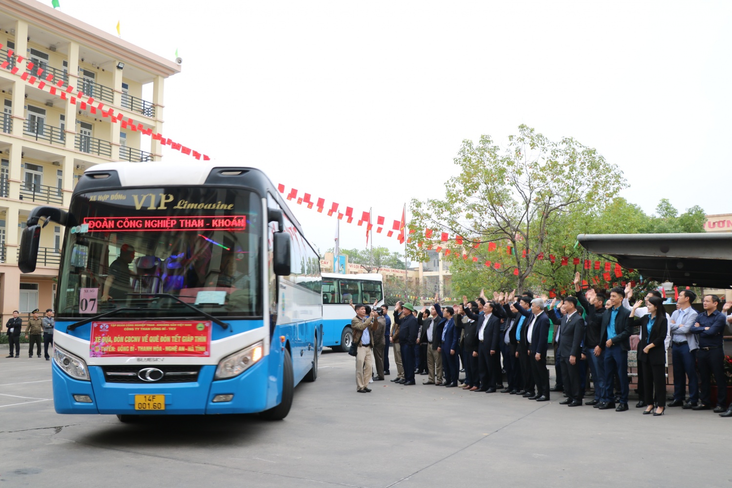 Các đơn vị khai thác than Miền Tây - Quảng Ninh đưa người lao động về quê đón Tết