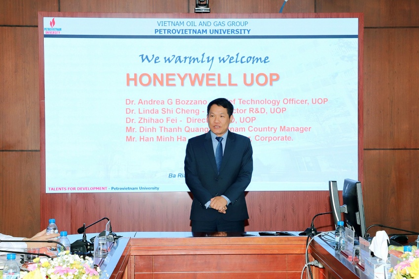 Honeywell UOP trao tặng học bổng cho 3 sinh viên xuất sắc PVU