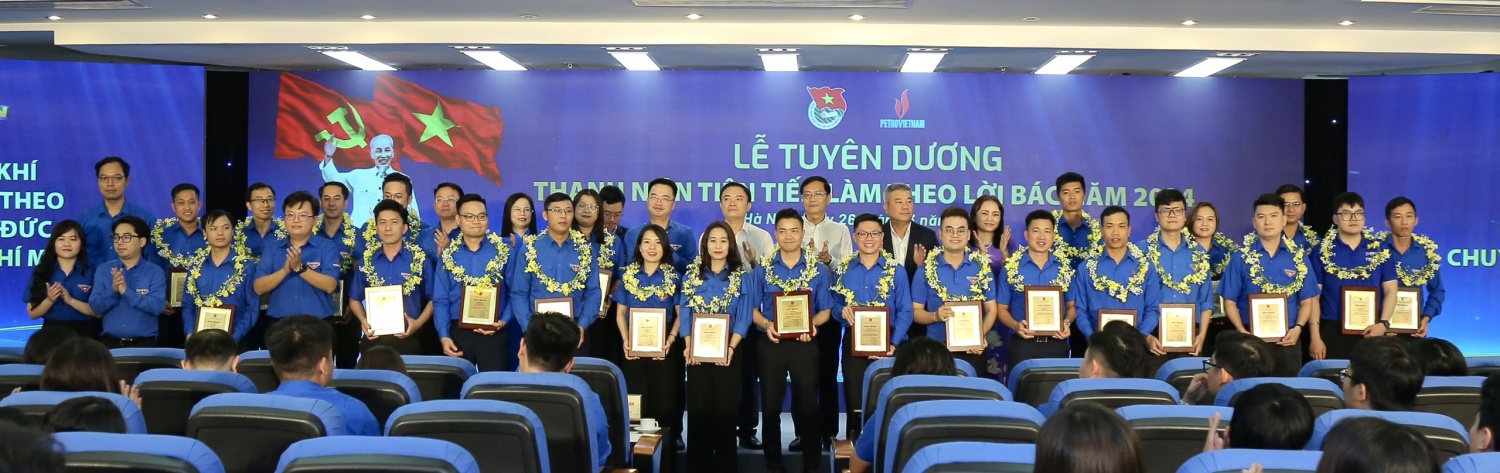 Đồng chí Hoàng Thị Minh Thu - Bí thư Đoàn Khối DNTW, đồng chí Đỗ Chí Thanh – Phó Tổng giám đốc Tập đoàn trao hoa và biểu trưng cho các đồng chí được vinh doanh là cán bộ đoàn viên tiêu biểu, lao động trẻ tiêu biểu, Đảng viên trẻ tiêu biểu