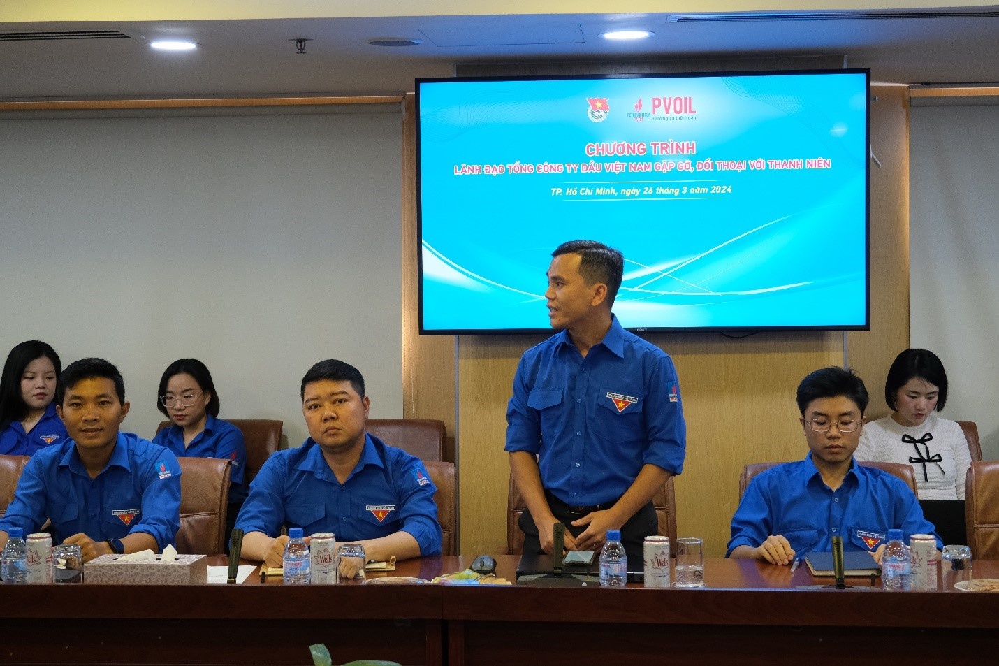 Đoàn viên thanh niên đặt câu hỏi tại chương trình đối thoại.