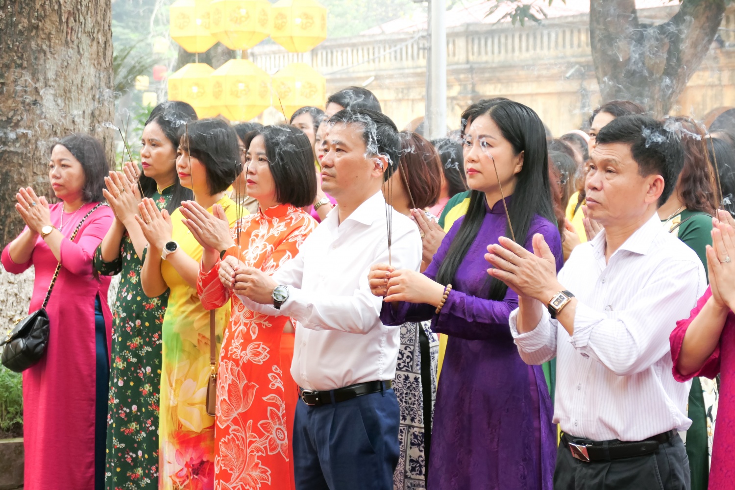 dâng hương tại Điện Kính Thiên, Khu di tích Hoàng thành Thăng Long-Di sản Văn hóa Thế giới.