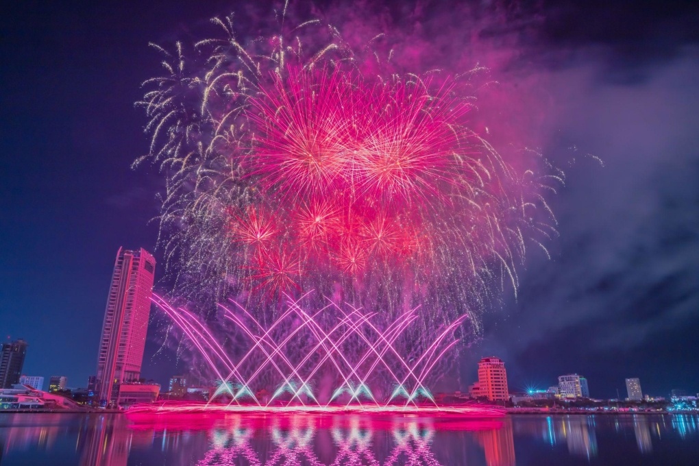 Pháo hoa bắn ngược từ dưới mặt nước tại DIFF 2023. Pháo hoa bắn ngược từ dưới mặt nước tại DIFF 2023.