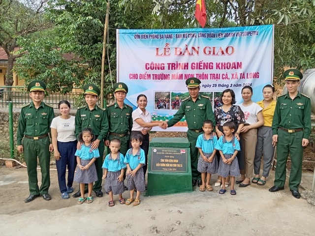 Giếng nước thiện tâm giữa vùng cát trắng gió Lào