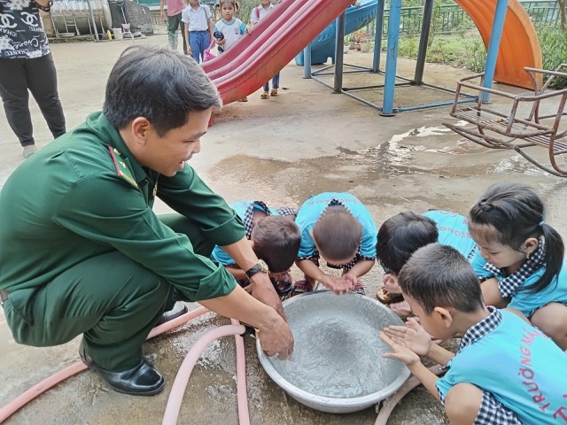 Giếng nước thiện tâm giữa vùng cát trắng gió Lào
