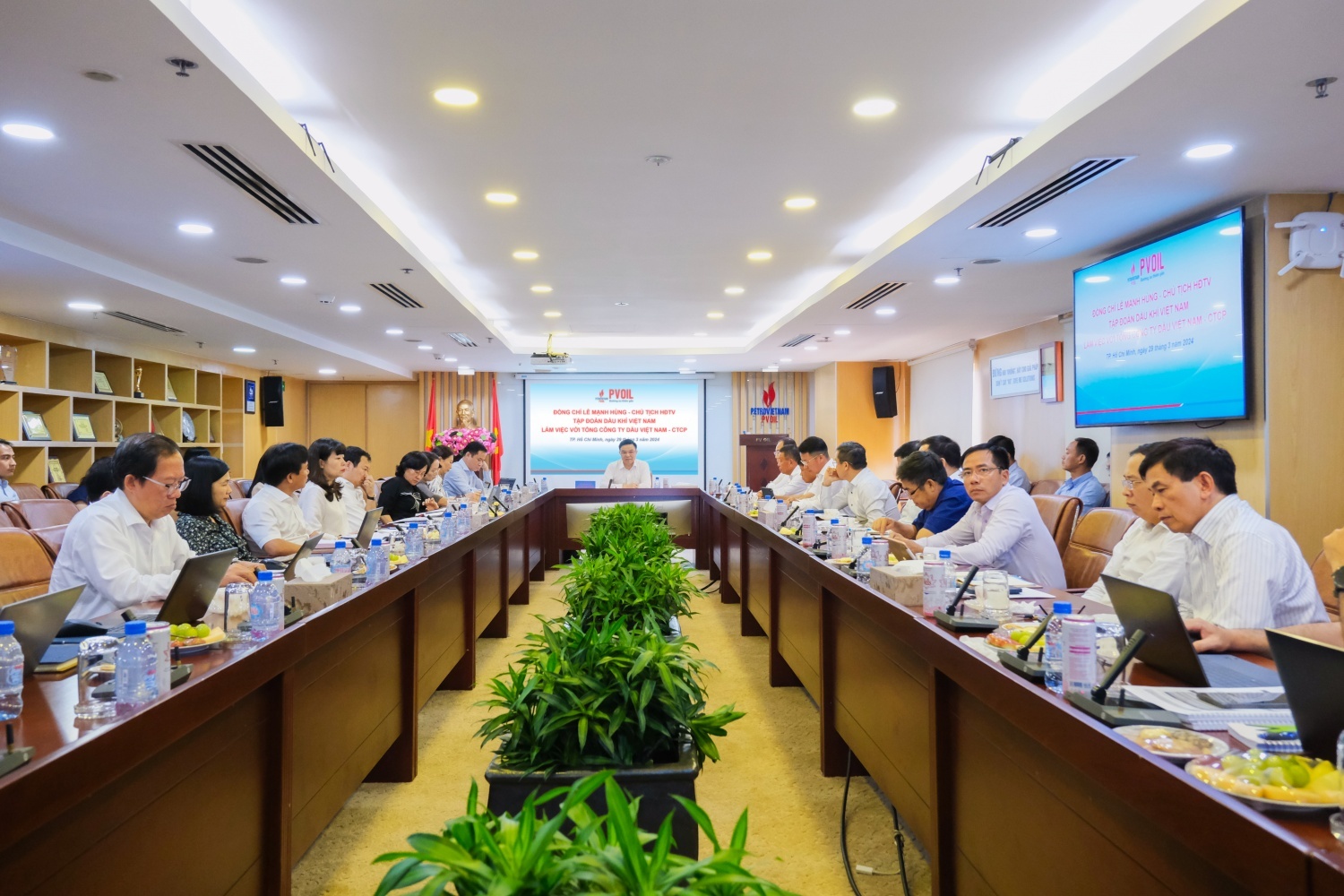 Chủ tịch HĐTV Petrovietnam Lê Mạnh Hùng nhấn mạnh, thông qua hoạt động kinh doanh, PVOIL thực hiện vai trò đại sứ, trực tiếp mang các giá trị văn hóa Petrovietnam đến với đông đảo khách hàng và xã hội
