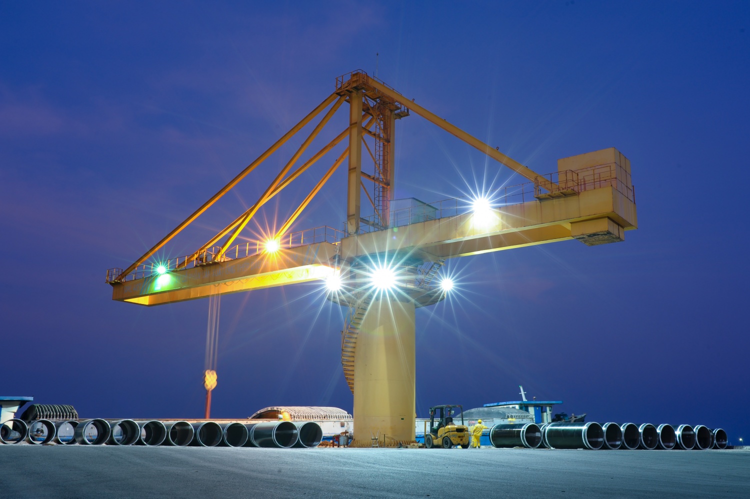 Công tác Loadout ống thành phẩm lên tàu sản phẩm dự án KNT-KNTN