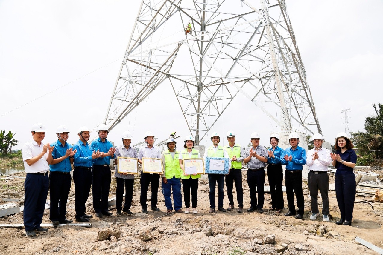 Khen thưởng đột xuất tại công trường thi công đúc móng Dự án đường dây 500kV mạch 3