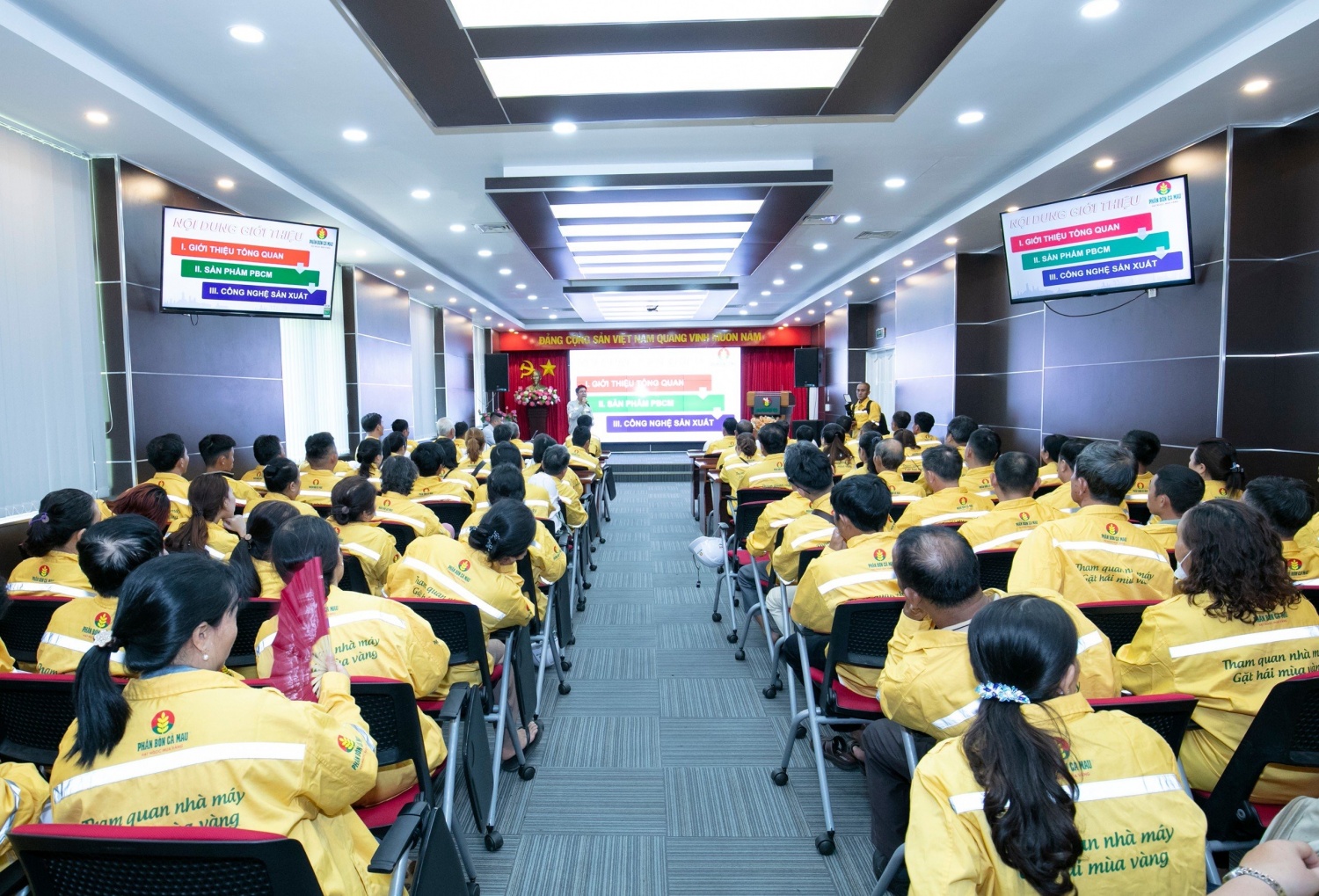 Phân bón Cà Mau đưa bà con nông dân “Tham quan nhà máy - Gặt hái mùa vàng” Phân bón Cà Mau đưa bà con nông dân “Tham quan nhà máy - Gặt hái mùa vàng”