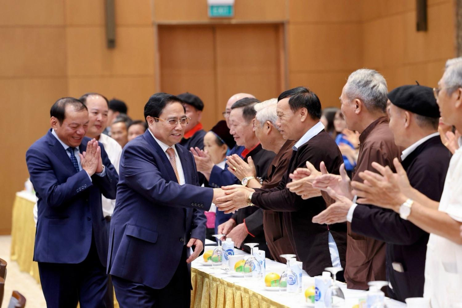 Thủ tướng gặp mặt các già làng, trưởng bản, nghệ nhân, người có uy tín