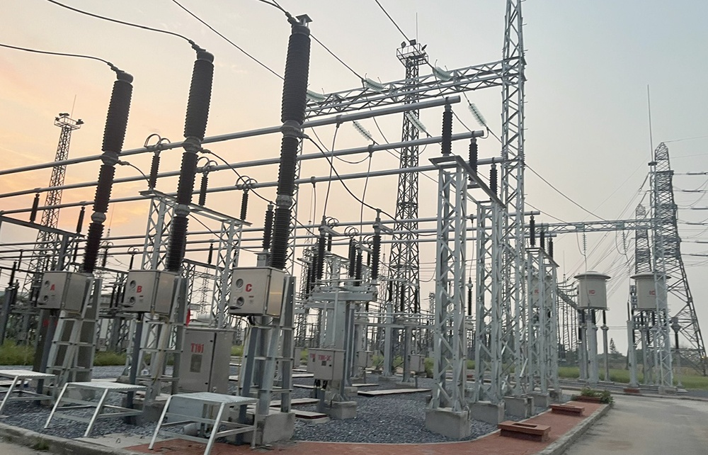 Hoàn thành lắp đặt tụ bù ngang của 8 trạm biến áp 220kV, sẵn sàng đảm bảo điện cho khu vực phía Bắc từ mùa nắng nóng 2024