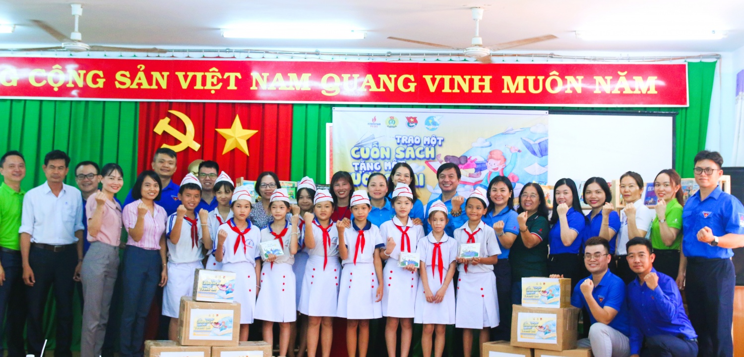 Công đoàn và Đoàn thanh niên PV GAS tại chương trình trao tặng sách