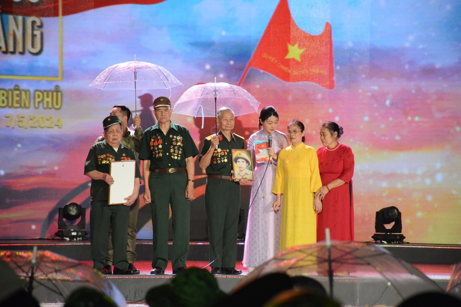 Xúc động và tự hào chương trình “Dưới lá cờ Quyết thắng”
