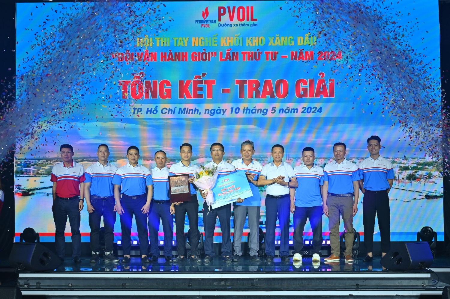 Ông Đoàn Văn Nhuộm – Tổng Giám đốc Tổng công ty và ông Nguyễn Tuấn Tú – Trưởng ban tổ chức Hội thi trao giải cho đội đạt Giải Nhất (PVOIL Vũng Áng)