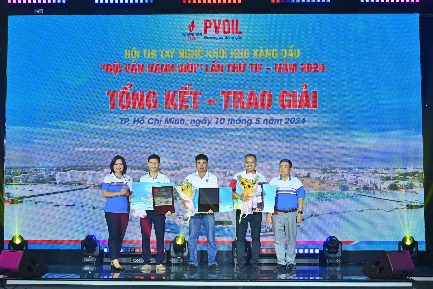 Lãnh đạo Tổng công ty trao giải cho các đội đạt Giải Ba (PVOIL Miền Đông, Liên quân Petromekong và PVOIL Bạc Liêu, Liên quân PVOIL Hà Nội và PVOIL Nam Định)
