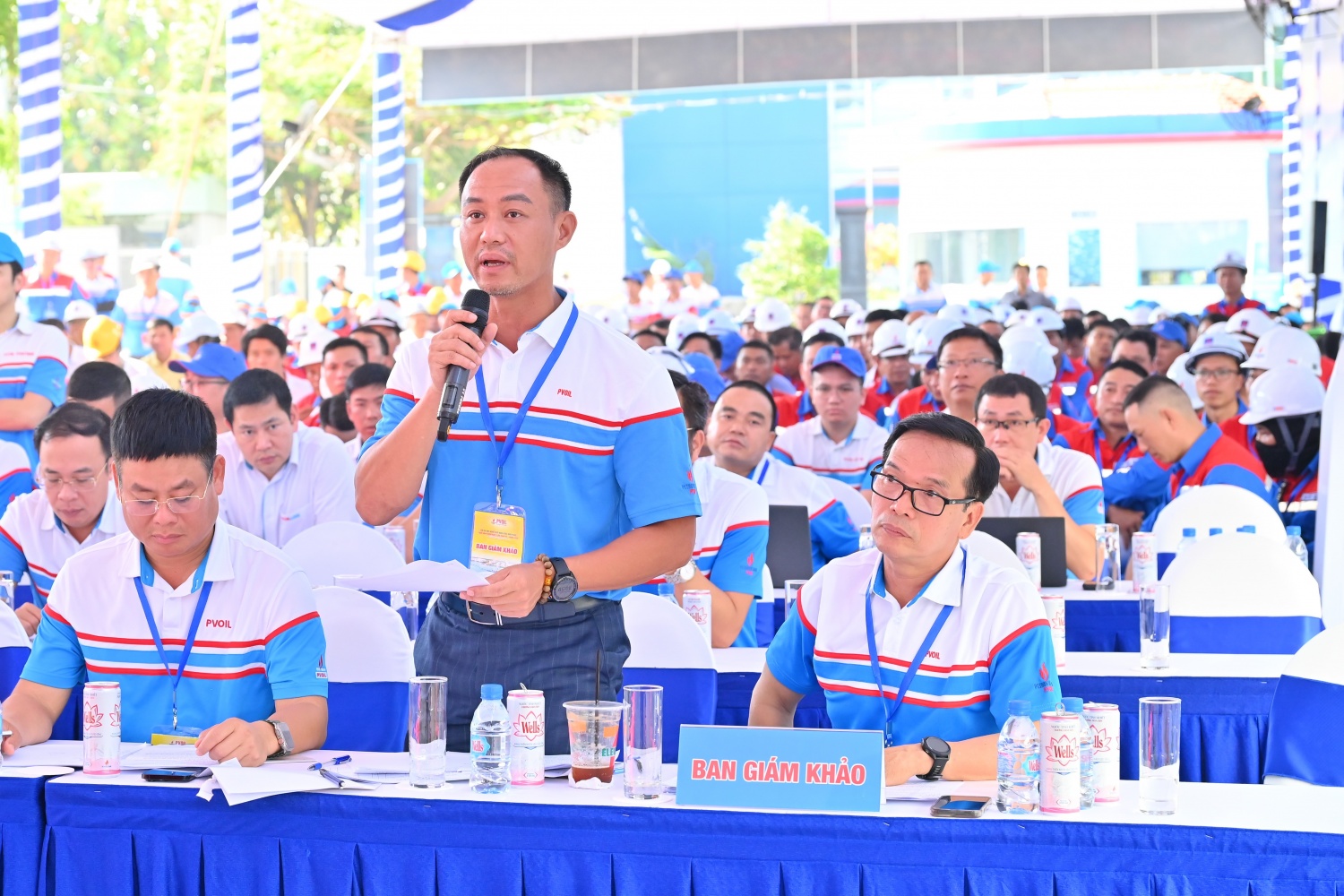 Ban Giám khảo đánh giá phần trình bày của các đội thi lý thuyết