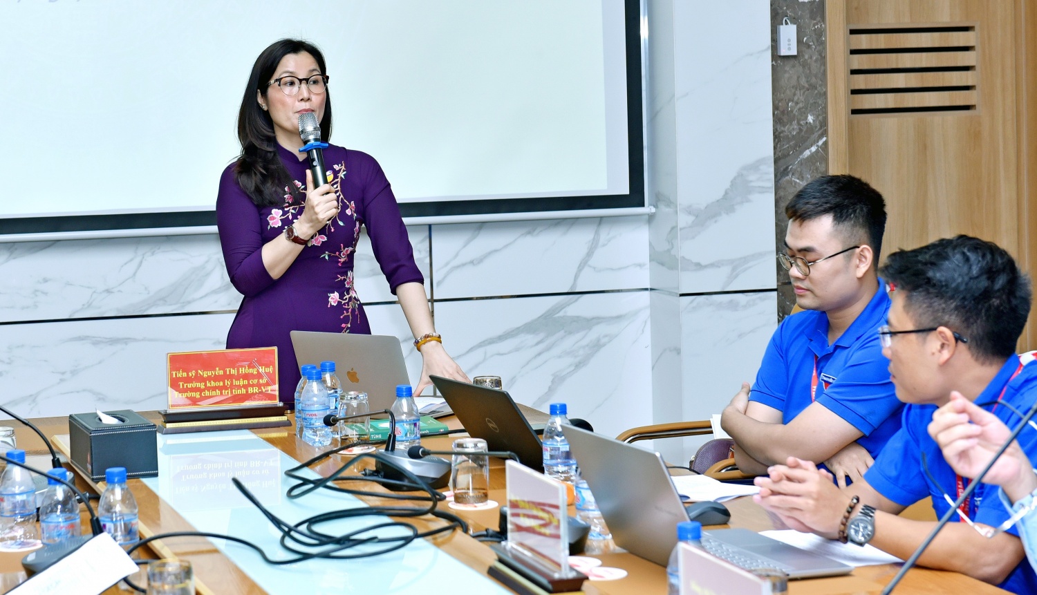 Tiến sĩ Nguyễn Thị Hồng Huệ đã trình bày nội dung học tập và làm theo tư tưởng, đạo đức, phong cách Hồ Chí Minh