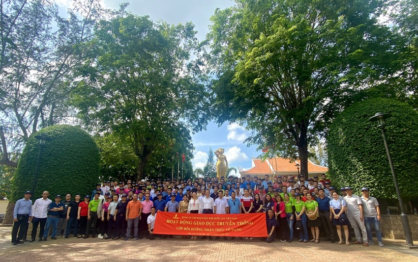 Hành trình về nguồn, dâng hương tại Đền thờ và Tượng đài Nữ Anh hùng Liệt sĩ Võ Thị Sáu