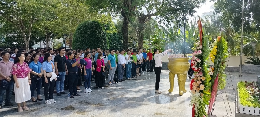 Hành trình về nguồn, dâng hương tại Đền thờ và Tượng đài Nữ Anh hùng Liệt sĩ Võ Thị Sáu