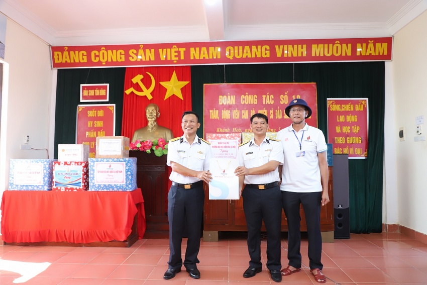 Đoàn công tác PV GAS tham gia chuyến thăm quân, dân huyện đảo Trường Sa và Nhà giàn DK1/9 (Ba Kè)