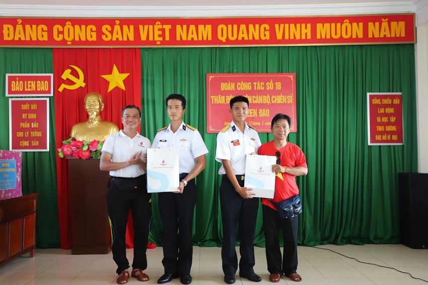Đoàn công tác PV GAS tham gia chuyến thăm quân, dân huyện đảo Trường Sa và Nhà giàn DK1/9 (Ba Kè)