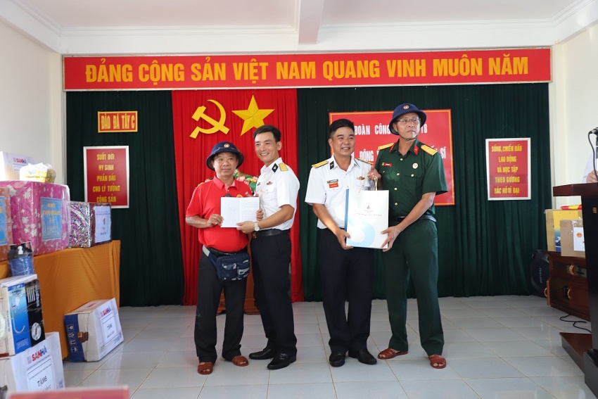 Đoàn công tác PV GAS tham gia chuyến thăm quân, dân huyện đảo Trường Sa và Nhà giàn DK1/9 (Ba Kè)