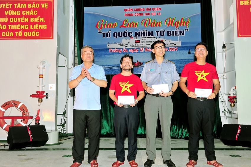 Đoàn công tác của Trường Đại học Dầu khí Việt Nam thăm, tặng quà, động viên quân dân trên quần đảo Trường Sa và Nhà giàn DK1/9 (Ba Kè) Đoàn công tác PVU thăm, tặng quà, động viên quân, dân trên quần đảo Trường Sa và Nhà giàn DK1/9 (Ba Kè)