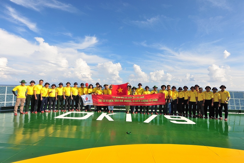 Đoàn công tác của Trường Đại học Dầu khí Việt Nam thăm, tặng quà, động viên quân dân trên quần đảo Trường Sa và Nhà giàn DK1/9 (Ba Kè) Đoàn công tác PVU thăm, tặng quà, động viên quân, dân trên quần đảo Trường Sa và Nhà giàn DK1/9 (Ba Kè)