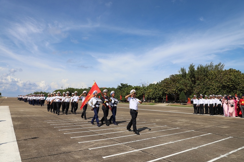 Đoàn công tác của Trường Đại học Dầu khí Việt Nam thăm, tặng quà, động viên quân dân trên quần đảo Trường Sa và Nhà giàn DK1/9 (Ba Kè) Đoàn công tác PVU thăm, tặng quà, động viên quân, dân trên quần đảo Trường Sa và Nhà giàn DK1/9 (Ba Kè)