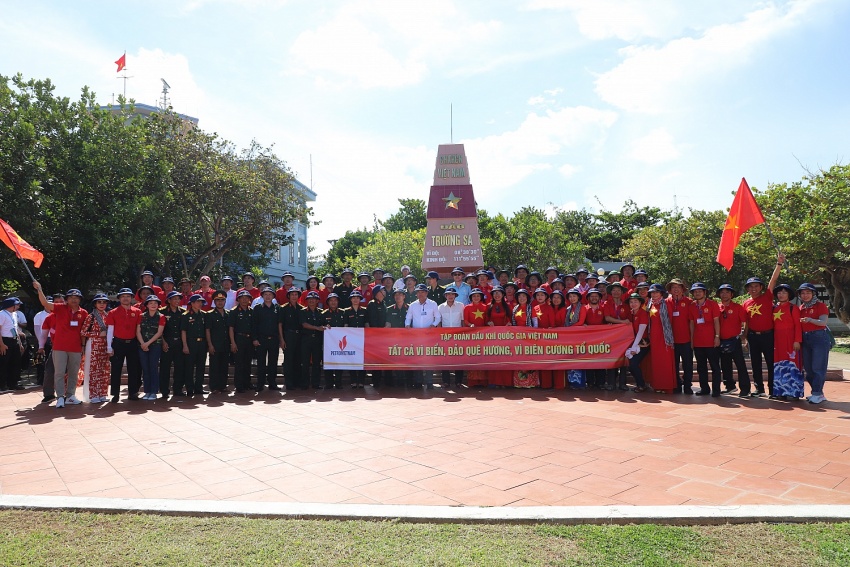 Đoàn công tác PVU thăm, tặng quà, động viên quân, dân trên quần đảo Trường Sa và Nhà giàn DK1/9 (Ba Kè)