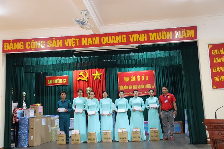 Đoàn công tác của Trường Đại học Dầu khí Việt Nam thăm, tặng quà, động viên quân dân trên quần đảo Trường Sa và Nhà giàn DK1/9 (Ba Kè) Đoàn công tác PVU thăm, tặng quà, động viên quân, dân trên quần đảo Trường Sa và Nhà giàn DK1/9 (Ba Kè)