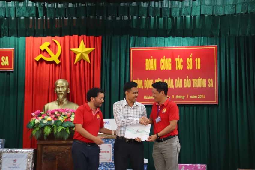 Đoàn công tác PVU thăm, tặng quà, động viên quân, dân trên quần đảo Trường Sa và Nhà giàn DK1/9 (Ba Kè)