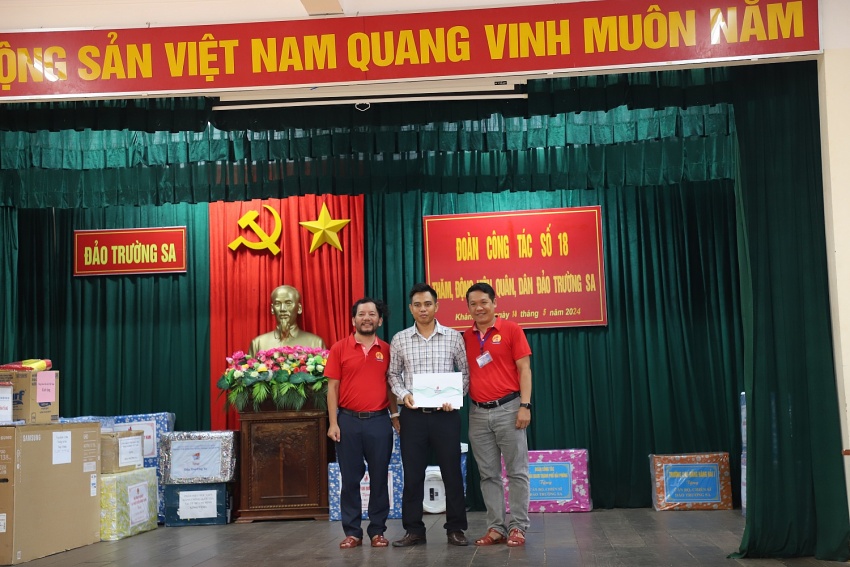 Đoàn công tác của Trường Đại học Dầu khí Việt Nam thăm, tặng quà, động viên quân dân trên quần đảo Trường Sa và Nhà giàn DK1/9 (Ba Kè) Đoàn công tác PVU thăm, tặng quà, động viên quân, dân trên quần đảo Trường Sa và Nhà giàn DK1/9 (Ba Kè)
