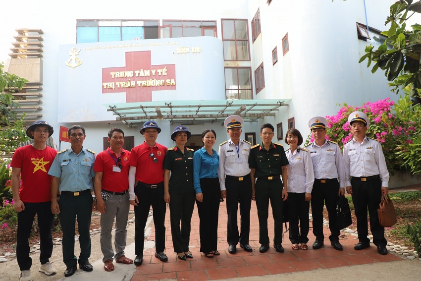 Đoàn công tác của Trường Đại học Dầu khí Việt Nam thăm, tặng quà, động viên quân dân trên quần đảo Trường Sa và Nhà giàn DK1/9 (Ba Kè) Đoàn công tác PVU thăm, tặng quà, động viên quân, dân trên quần đảo Trường Sa và Nhà giàn DK1/9 (Ba Kè)