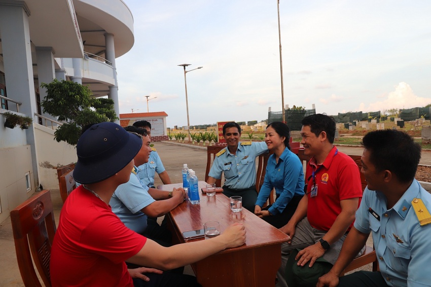 Đoàn công tác của Trường Đại học Dầu khí Việt Nam thăm, tặng quà, động viên quân dân trên quần đảo Trường Sa và Nhà giàn DK1/9 (Ba Kè) Đoàn công tác PVU thăm, tặng quà, động viên quân, dân trên quần đảo Trường Sa và Nhà giàn DK1/9 (Ba Kè)