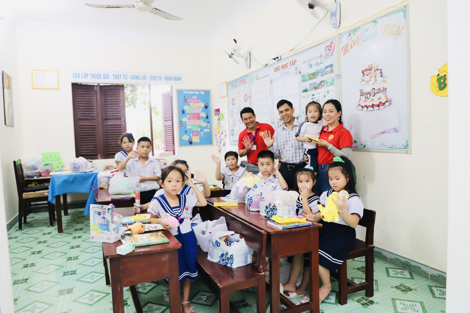 Đoàn công tác PVU thăm, tặng quà, động viên quân, dân trên quần đảo Trường Sa và Nhà giàn DK1/9 (Ba Kè) Đoàn công tác PVU thăm, tặng quà, động viên quân, dân trên quần đảo Trường Sa và Nhà giàn DK1/9 (Ba Kè)