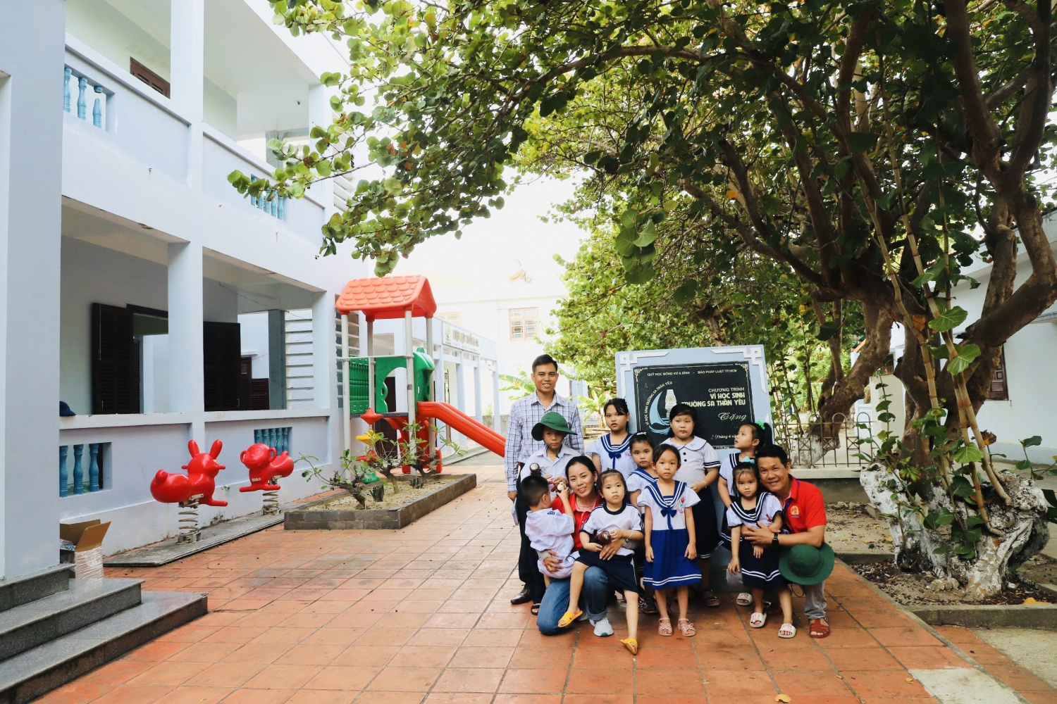 Đoàn công tác PVU thăm, tặng quà, động viên quân, dân trên quần đảo Trường Sa và Nhà giàn DK1/9 (Ba Kè) Đoàn công tác PVU thăm, tặng quà, động viên quân, dân trên quần đảo Trường Sa và Nhà giàn DK1/9 (Ba Kè)