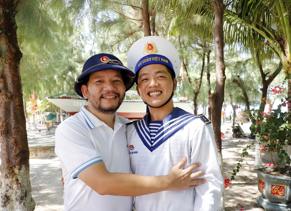 Đoàn công tác Petrovietnam thăm và động viên chiến sĩ đảo Sinh Tồn Đông Đoàn công tác Petrovietnam thăm và động viên chiến sĩ đảo Sinh Tồn Đông
