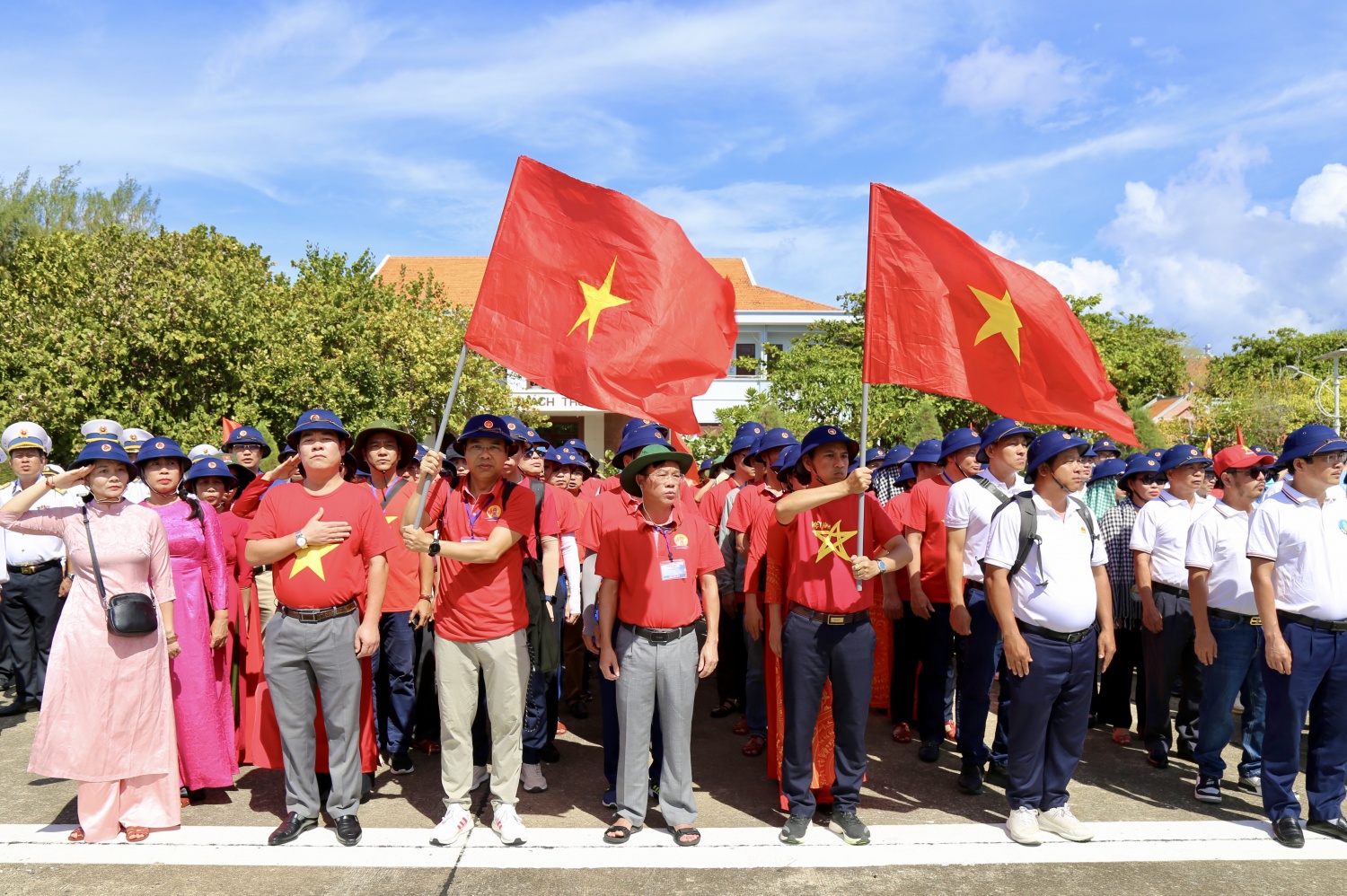 Lễ chào cờ thiêng liêng ở Trường Sa