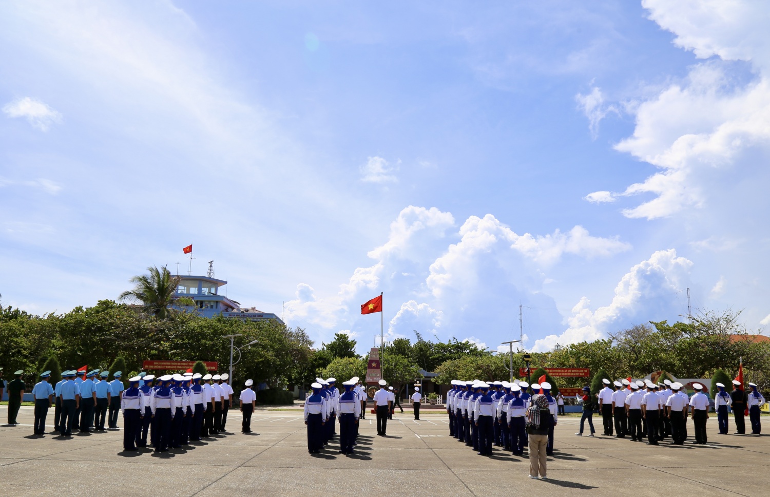Lễ chào cờ thiêng liêng ở Trường Sa