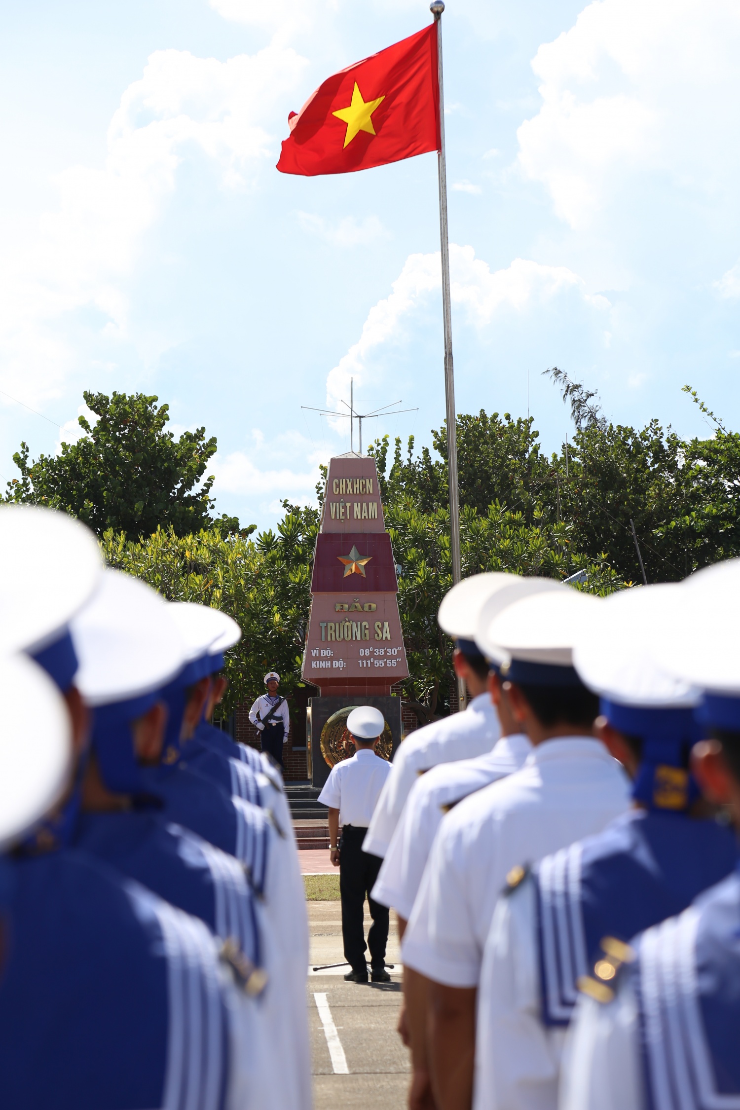 Lễ chào cờ thiêng liêng ở Trường Sa
