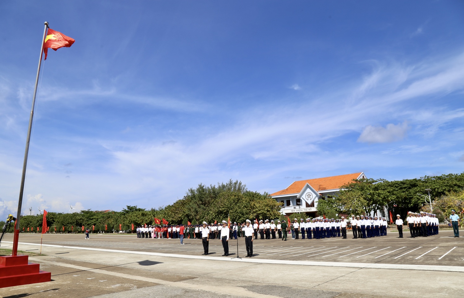 Lễ chào cờ thiêng liêng ở Trường Sa