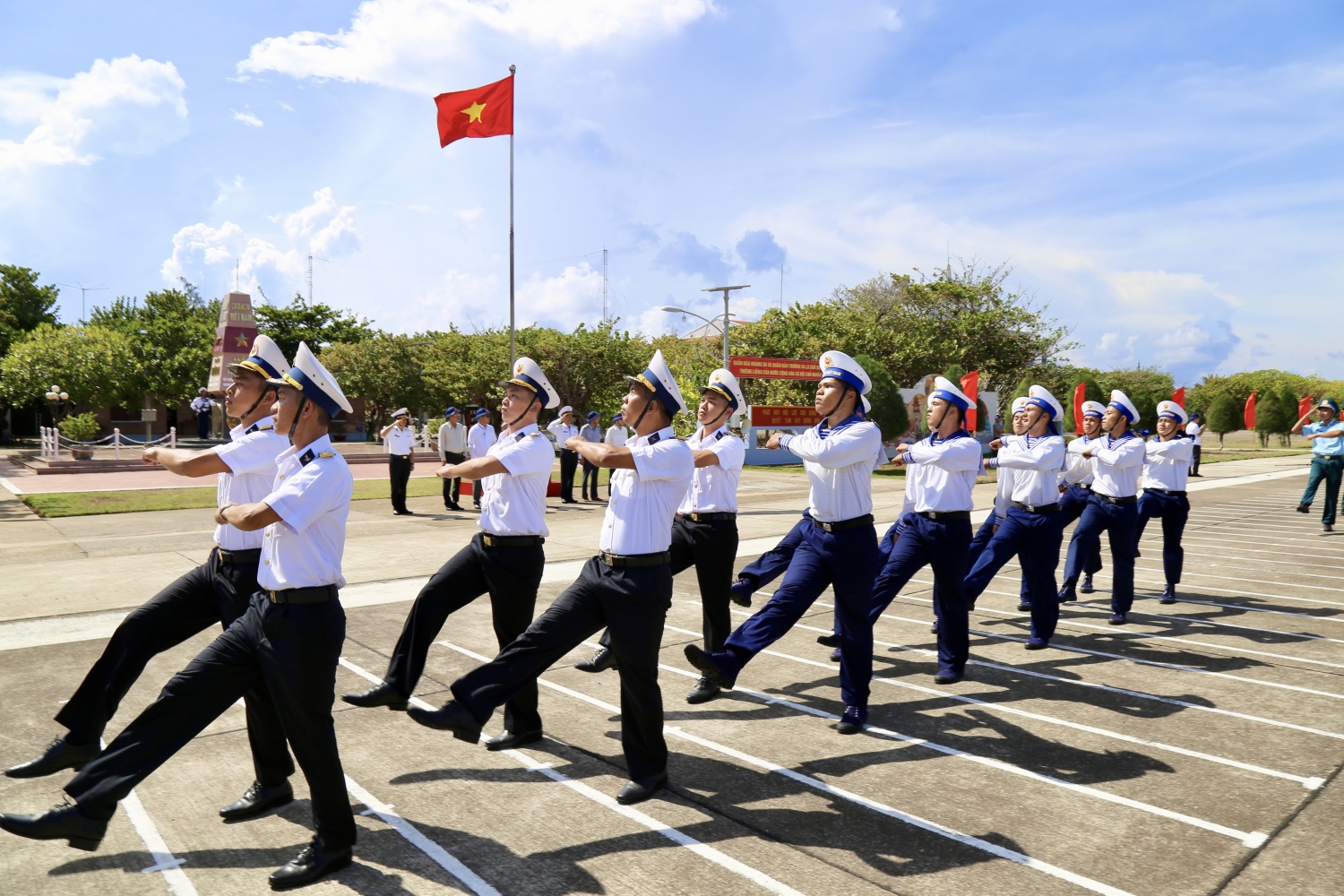 Lễ chào cờ thiêng liêng ở Trường Sa
