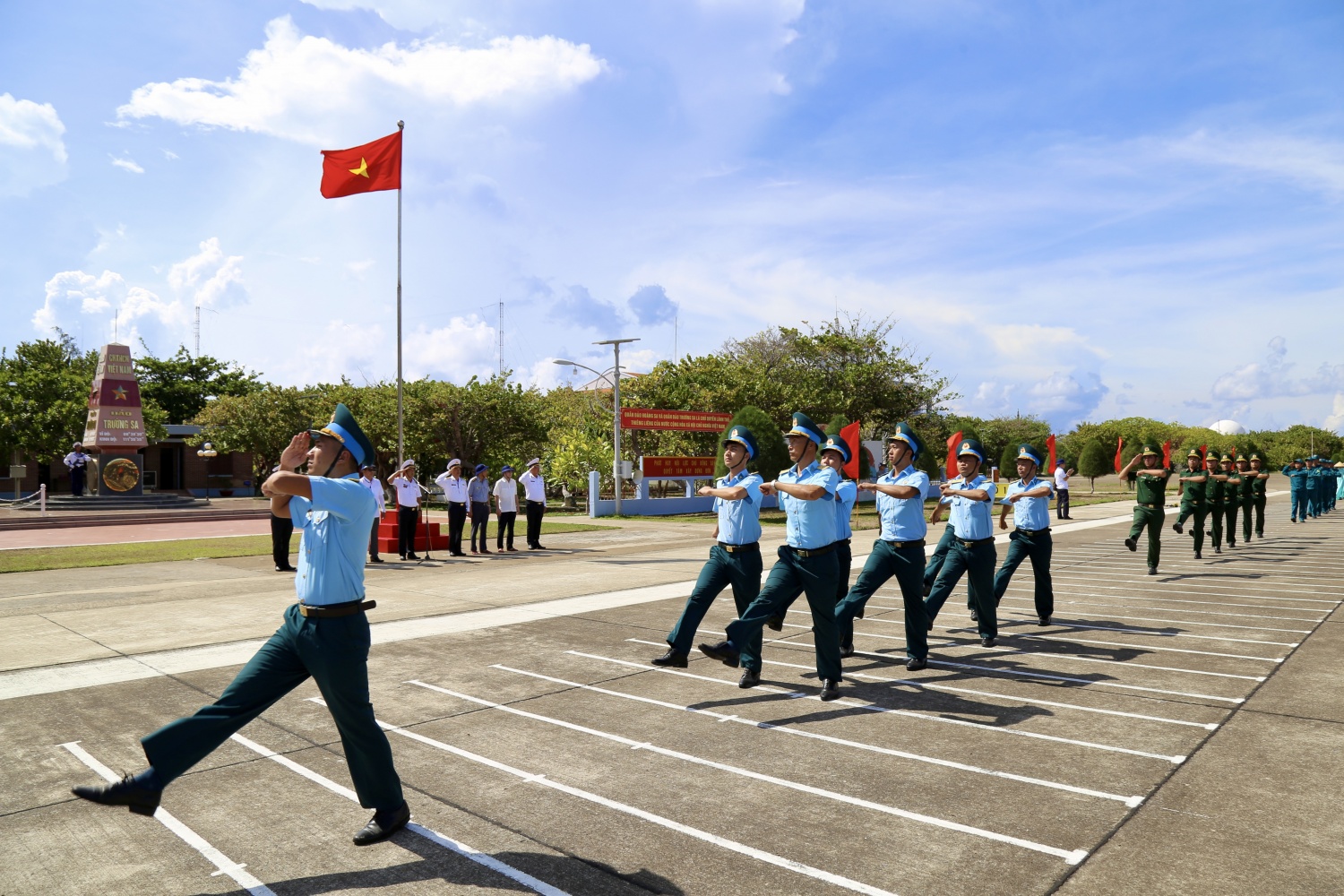 Lễ chào cờ thiêng liêng ở Trường Sa