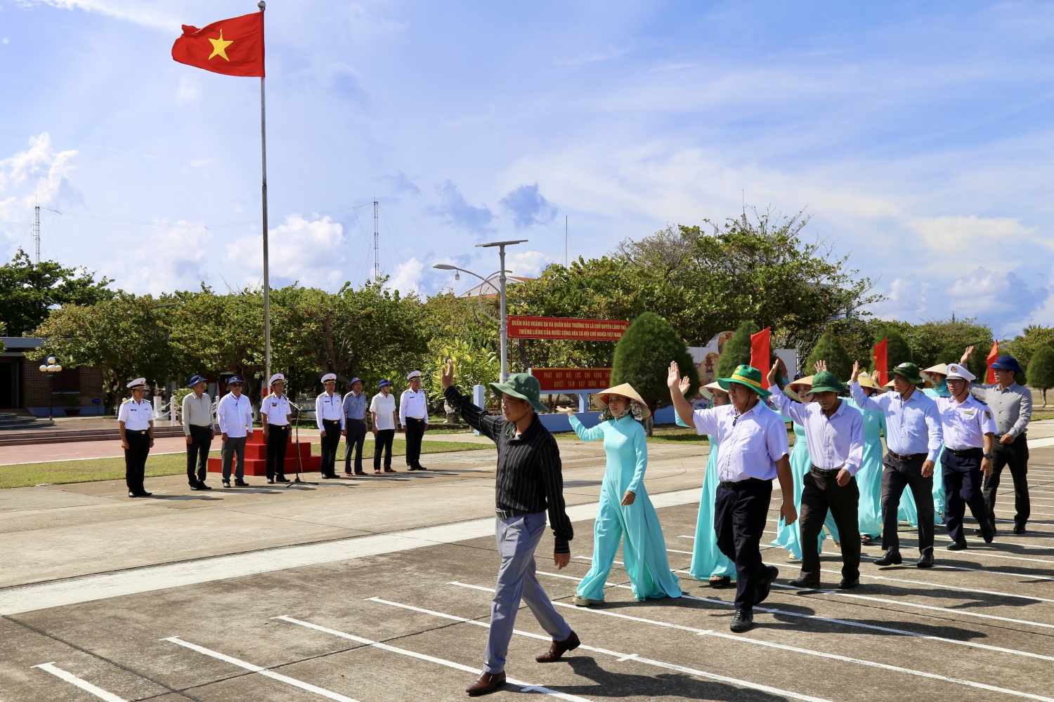 Lễ chào cờ thiêng liêng ở Trường Sa